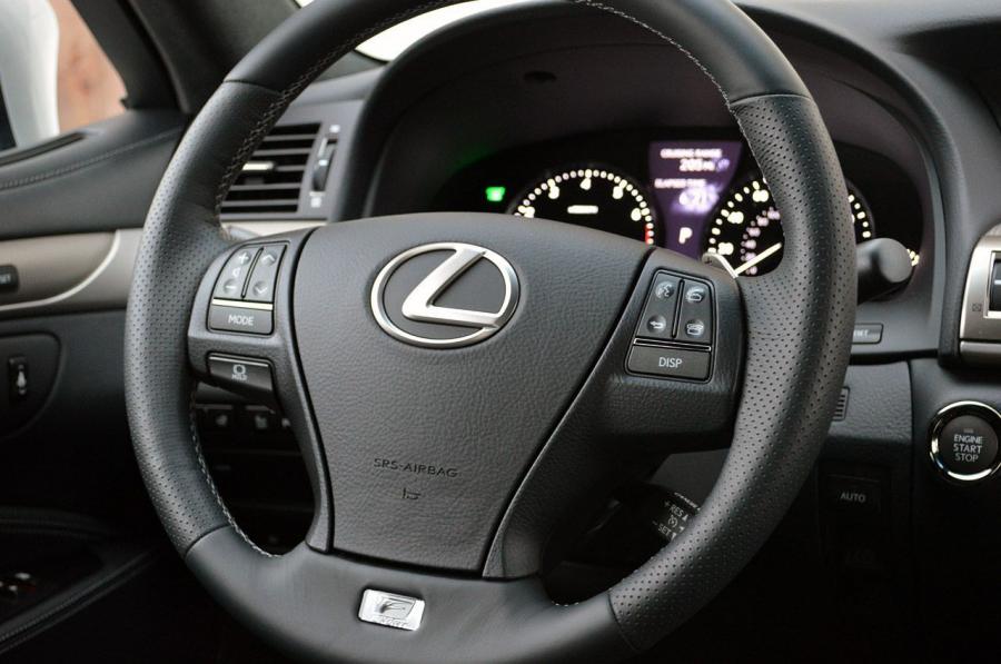 Lexus LS460 F-Sport AWD 2013 года  (фото 23 из 47)